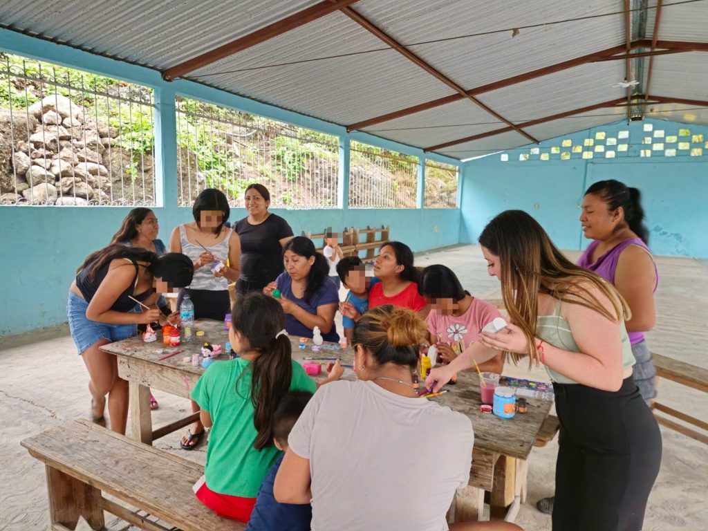 Mujeres de la comunidad de Xopilapa participando en el taller de pintura de figuras durante la jornada del Instituto de la Mujer de Tenampa.